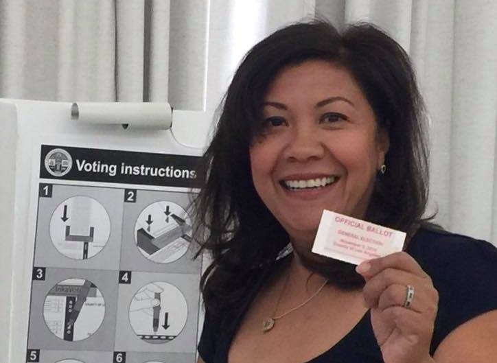 Norma Torres emite su voto a la 7 horas en el centro de votación Ganesha Community Center, en Pomona, California. (Foto Prensa Libre: Facebook)