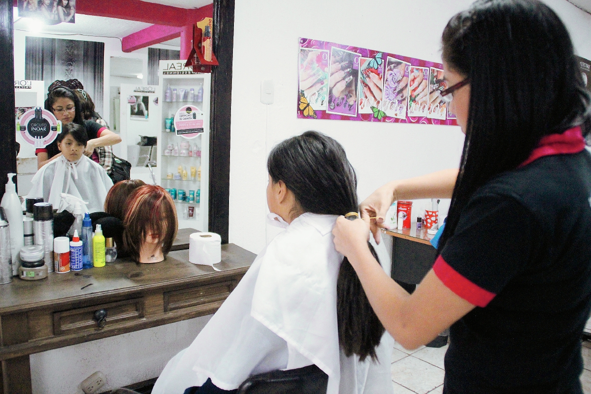 Organizadores de la campaña hacen un llamado a la población de Huehuetenango para que donen cabello. (Foto Prensa Libre: Mike Castillo)