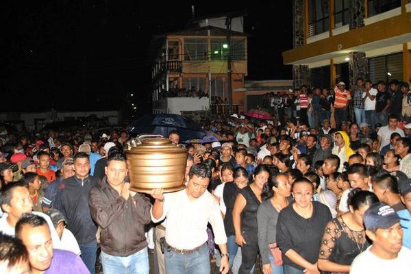 Decenas de vecinos de Senahú, esperaron el arribo del féretro de la alcaldesa Mónica Prissilla Milían Requena. (Foto Prensa Libre: Ángel Tax)