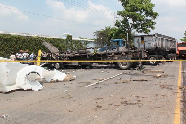 El camión donde viajaban los fallecidos quedó destruido. (Foto Prensa Libre: Melvin Sandoval)