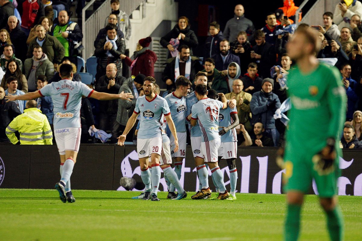 Los jugadores del Celta de Vigo celebran el gol conseguido por Pione Sisto y el empate frente al Barcelona. (Foto Prensa Libre: EFE)