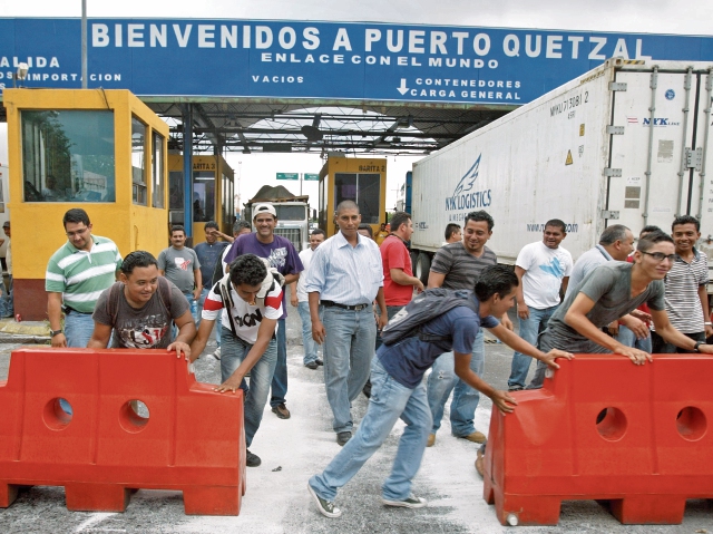 Gestores de aduanas independientes bloquearon la entrada de Puerto Quetzal en marzo del 2016, en rechazo a la carnetización.