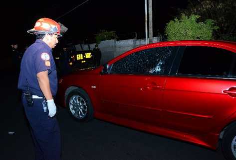 El vehículo de Verganza fue interceptado y atacado en el sector 3 de San Cristóbal (Foto Prensa Libre: CBM)