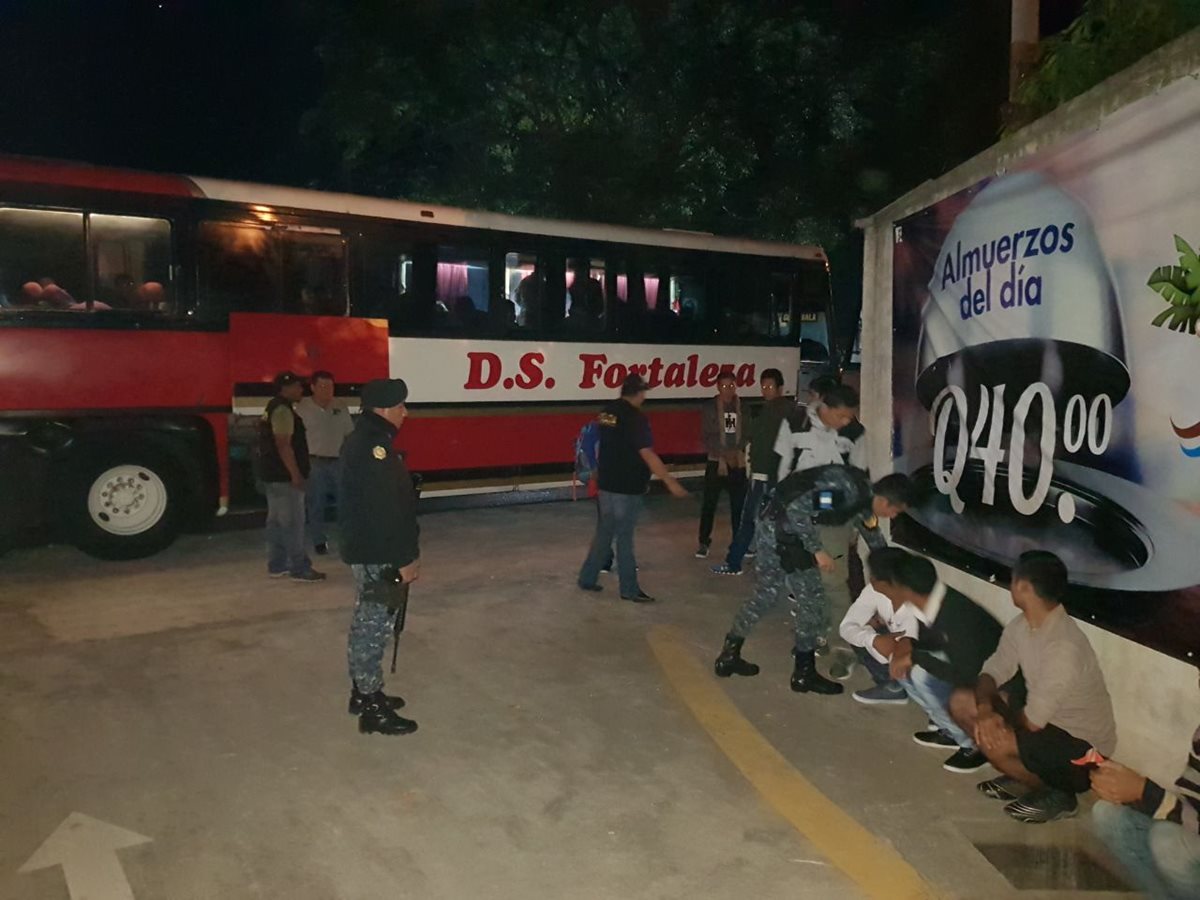 Los ciudadanos nepalíes viajaban en un bus extraurbano sin documentos. (Foto Prensa Libre: PNC)