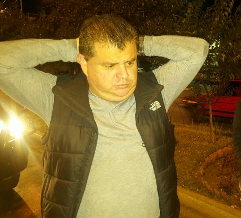 Víctor Hugo Díaz Morales, <em>El Rojo, </em>fue capturado la noche del sábado cuando transitaba por la zona 10. (Foto Prensa Libre: PNC)