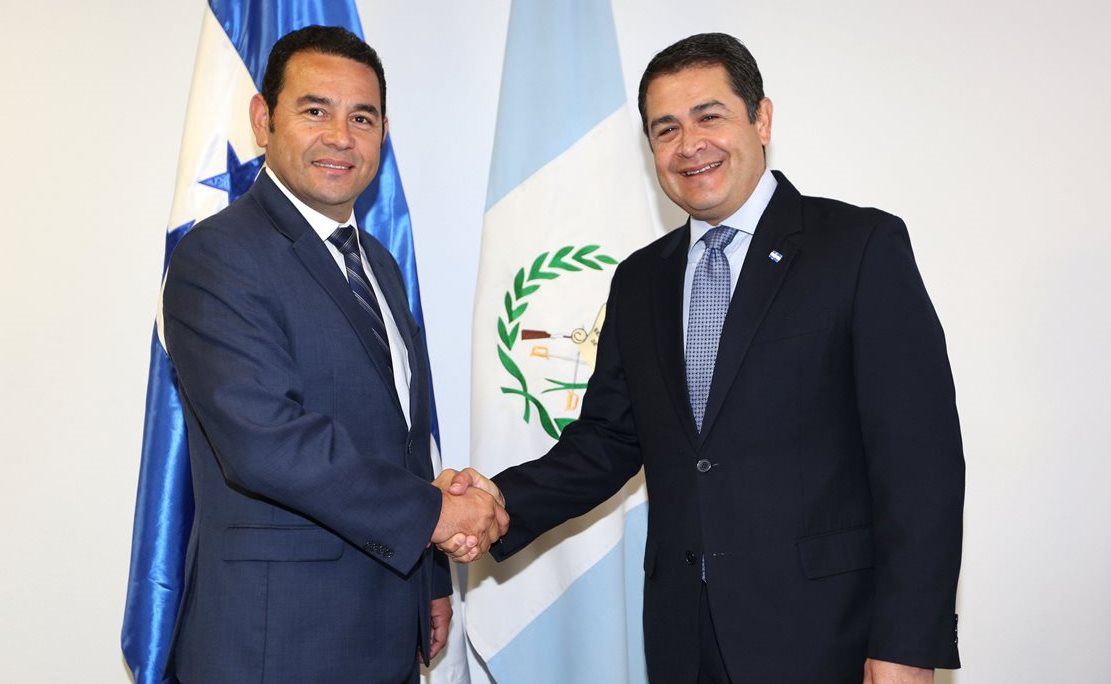 Jimmy Morales visitó este lunes al presidente de Honduras Juan Orlando Hernández, en una gira del presidente electo por la región. (Foto Prensa Libre: Agencia EFE)
