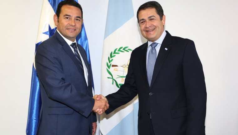 Jimmy Morales visitó este lunes al presidente de Honduras Juan Orlando Hernández, en una gira del presidente electo por la región. (Foto Prensa Libre: Agencia EFE)