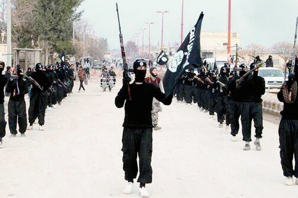 Los combatientes del grupo Estado Islámico marchan en Raqqa, Siria. (Foto Prensa Libre:AP).