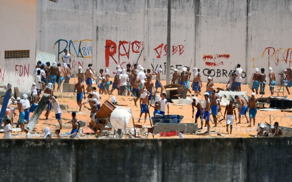 Presos son vistos durante el enfrentamiento entre pandillas en la cárcel de Alcacuz. (AFP).