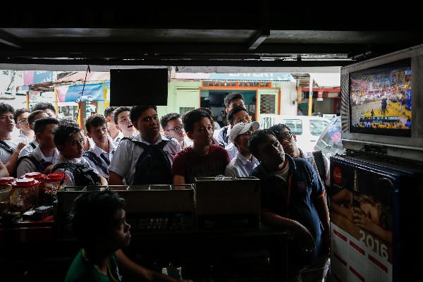 En Filipinas observaron el séptimo juego de la NBA entre Cleveland y Golden State. (Foto Prensa Libre: EFE)