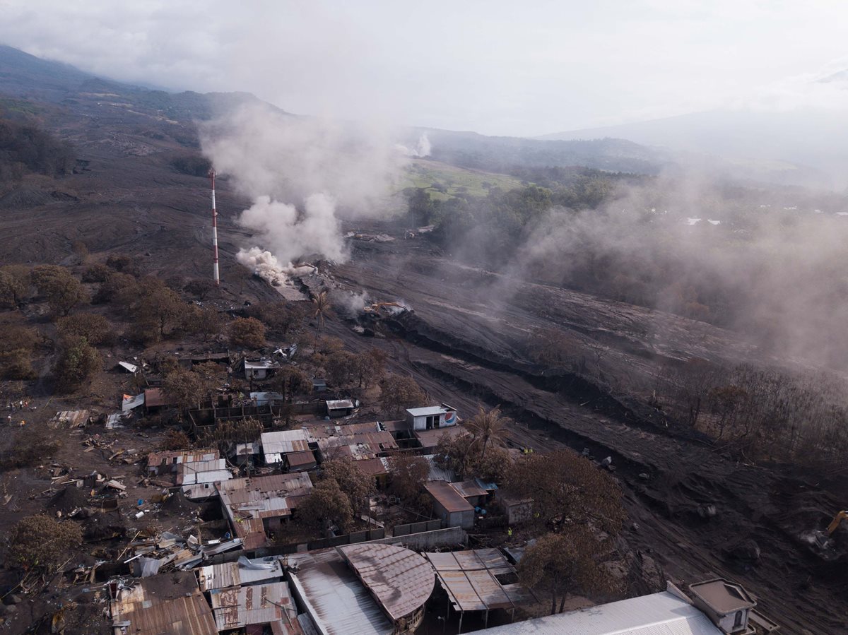 El ministro de Finanzas dice que aún se evalúan los daños que dejó la erupción del Volcán de Fuego. (Foto Prensa Libre: EFE)