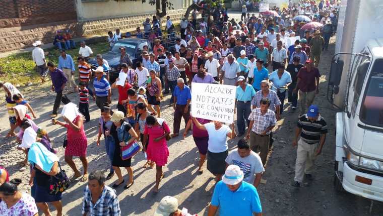 Manifestación de pobladores en el área urbana de Coatepeque. (Foto Prensa Libre: Alexánder Coyoy).