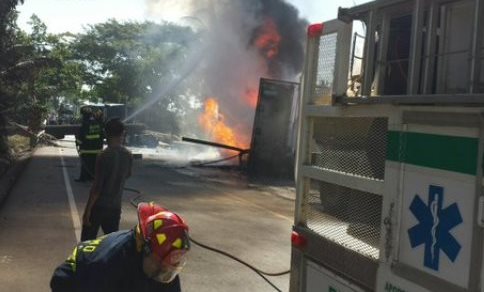 Tráiler se incendia por accidente en ruta a Taxisco