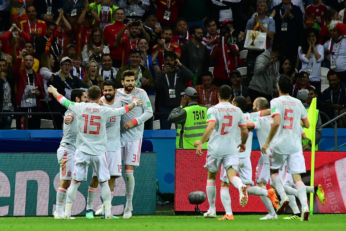 Los jugadores de España celebran el gol de Diego Costa, tanto que le dio la victoria a los europeos contra Irán. (Foto Prensa Libre: AFP)