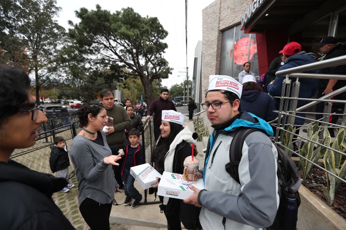 Los primeros en la fila para comprar en Krispy Kreme obtuvieron donas gratis. (Foto Prensa Libre: Érick Ávila)