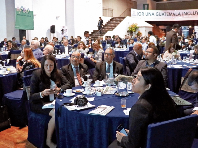 Autoridades del país y directivos de Felabán participan en el III Congreso Latinoamericano de Educación e Inclusión Financiera. (Foto Prensa Libre: RENATO MELGAR)