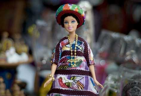 Un modelo de la  Barbie guatemalteca  a la venta. (Foto Prensa Libre: AFP)