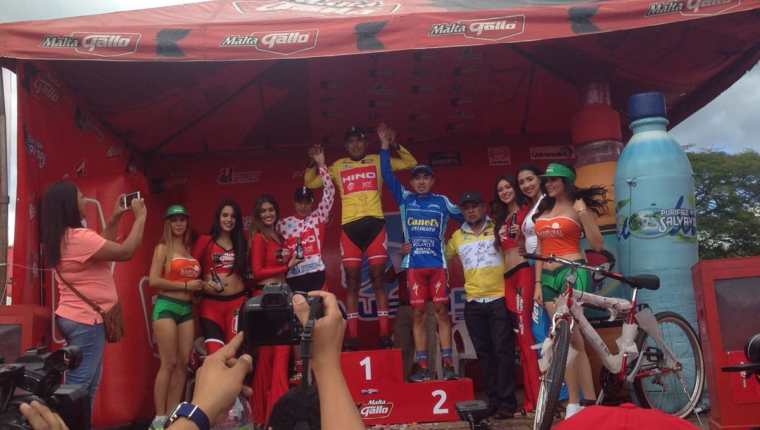 El ciclista guatemalteco Alder Torres (c) en el acto de premiación de la primera etapa de la Vuelta a Guatemala (Foto Prensa Libre: Carlos Vicente)