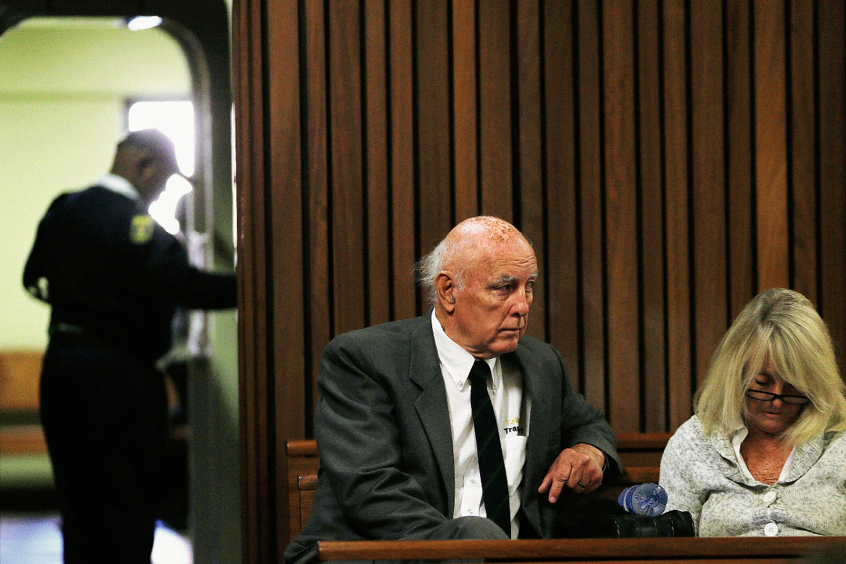 Bob Hewitt, junto a su esposa Delaille Hewitt, luego de escuchar la sentencia. (Foto Prensa Libre: AP)