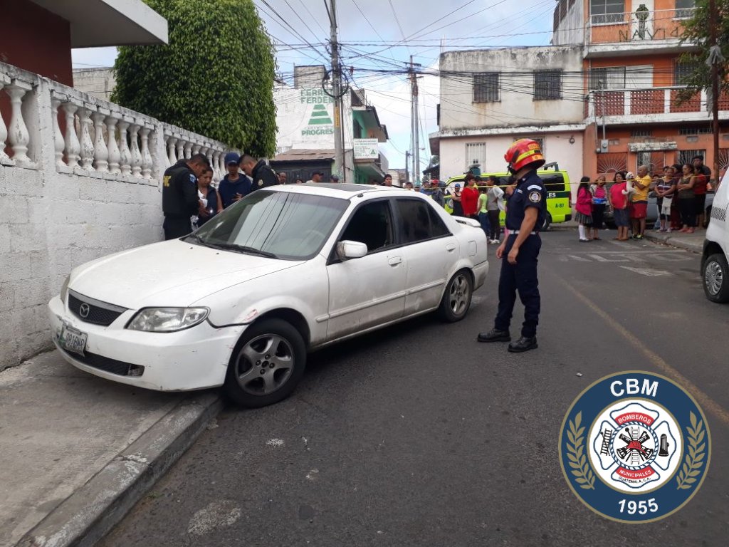 Los Bomberos Municipales trasladaron a una persona que fue herida de bala en la colonia Paraíso 2, zona 18. (Foto Prensa Libre: CBM)