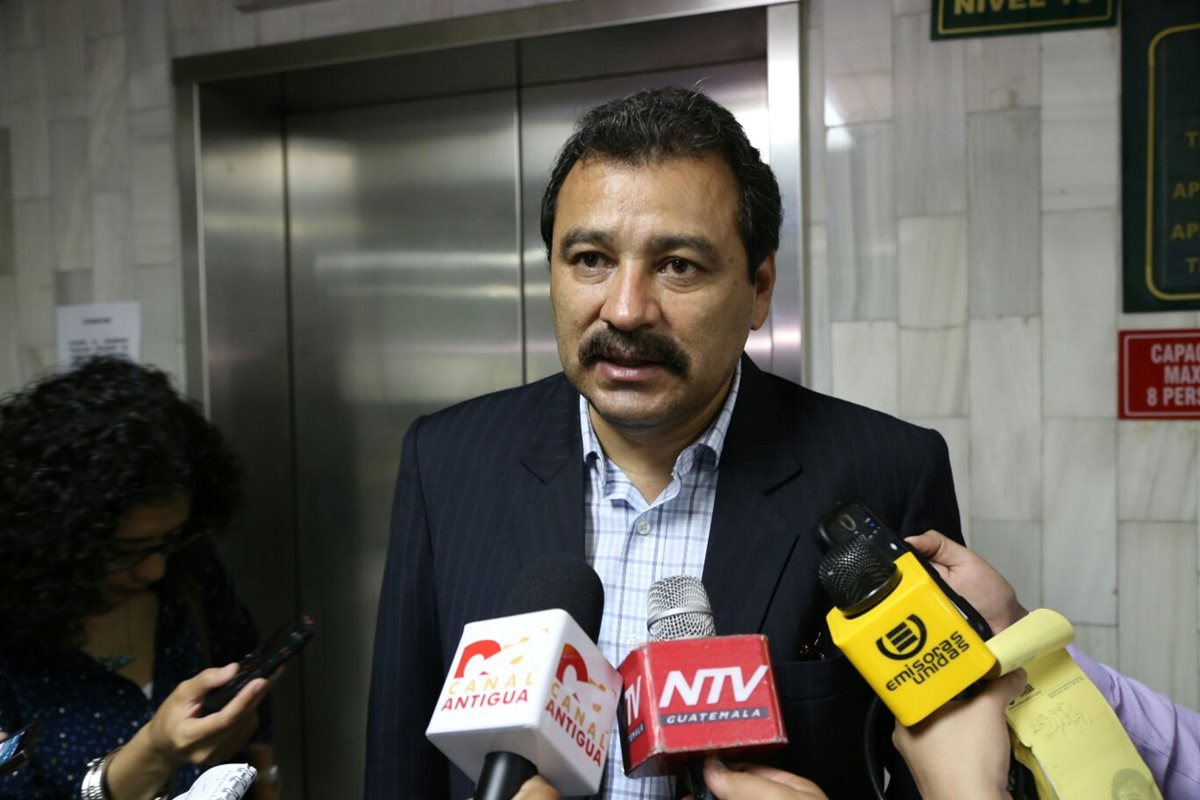 Abogado César Calderón espera que le otorguen medida sustitutiva al expresidente Otto Pérez Molina (Foto Prensa Libre: Paulo Raquec)