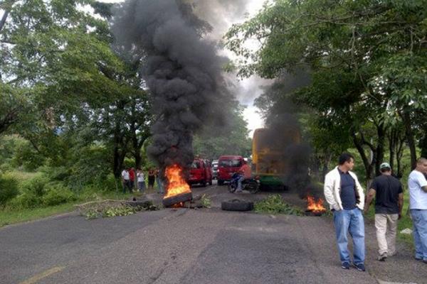 Vecinos y pilotos de Asunción Mita, Jutiapa, protestan por mal estado de carretera. (Foto Prensa Libre: Óscar González)<br _mce_bogus="1"/>