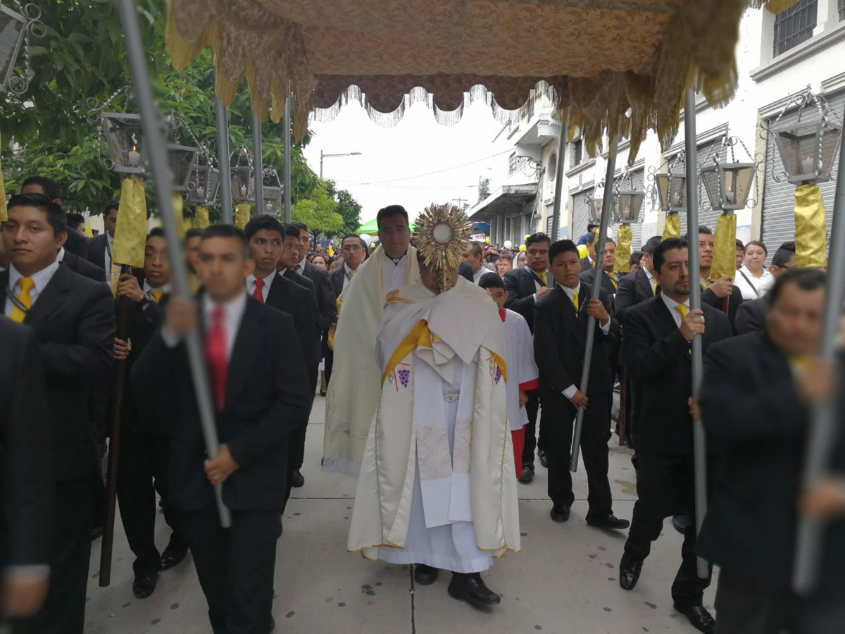 El arzobispo metropolitano, Óscar Julio Vian Morales, lleva la Hostia Sagrada, fundamento de la fe católica. (Foto Prensa Libre: Esbin García)