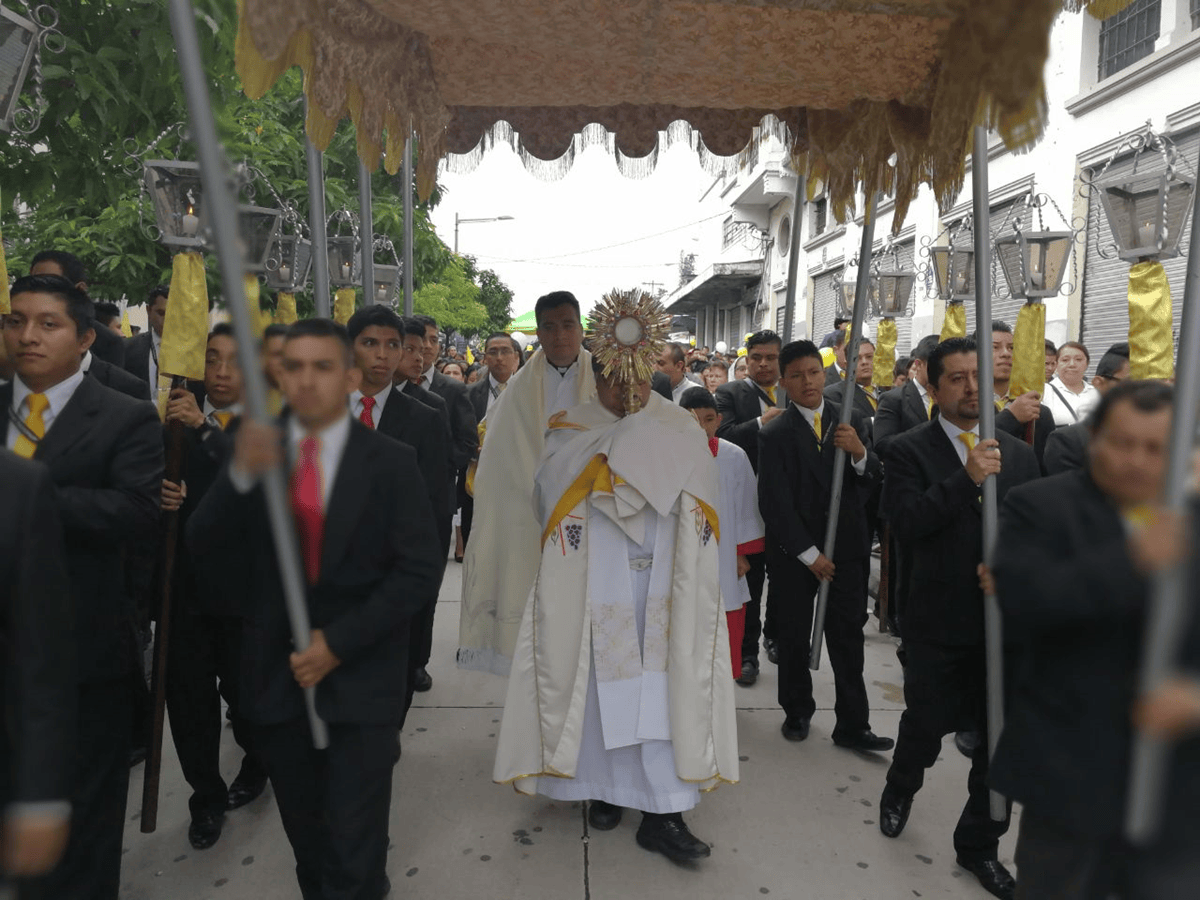 Católicos celebran fiesta del Corpus Christi con procesiones, bombas y ...