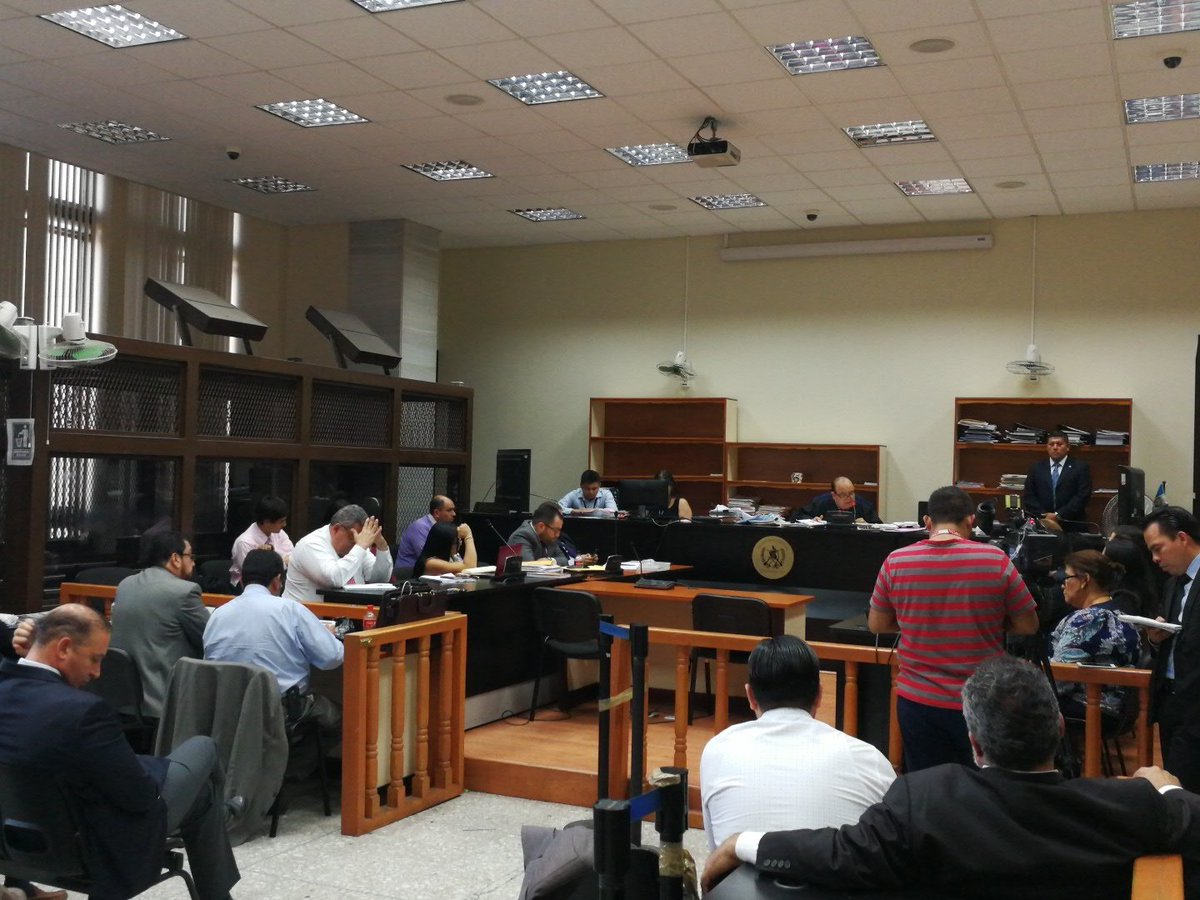 Sindicados en el caso Traficantes de Influencias escuchan resolución del juez Walter Villatoro. (Foto Prensa Libre: Manuel Hernández)