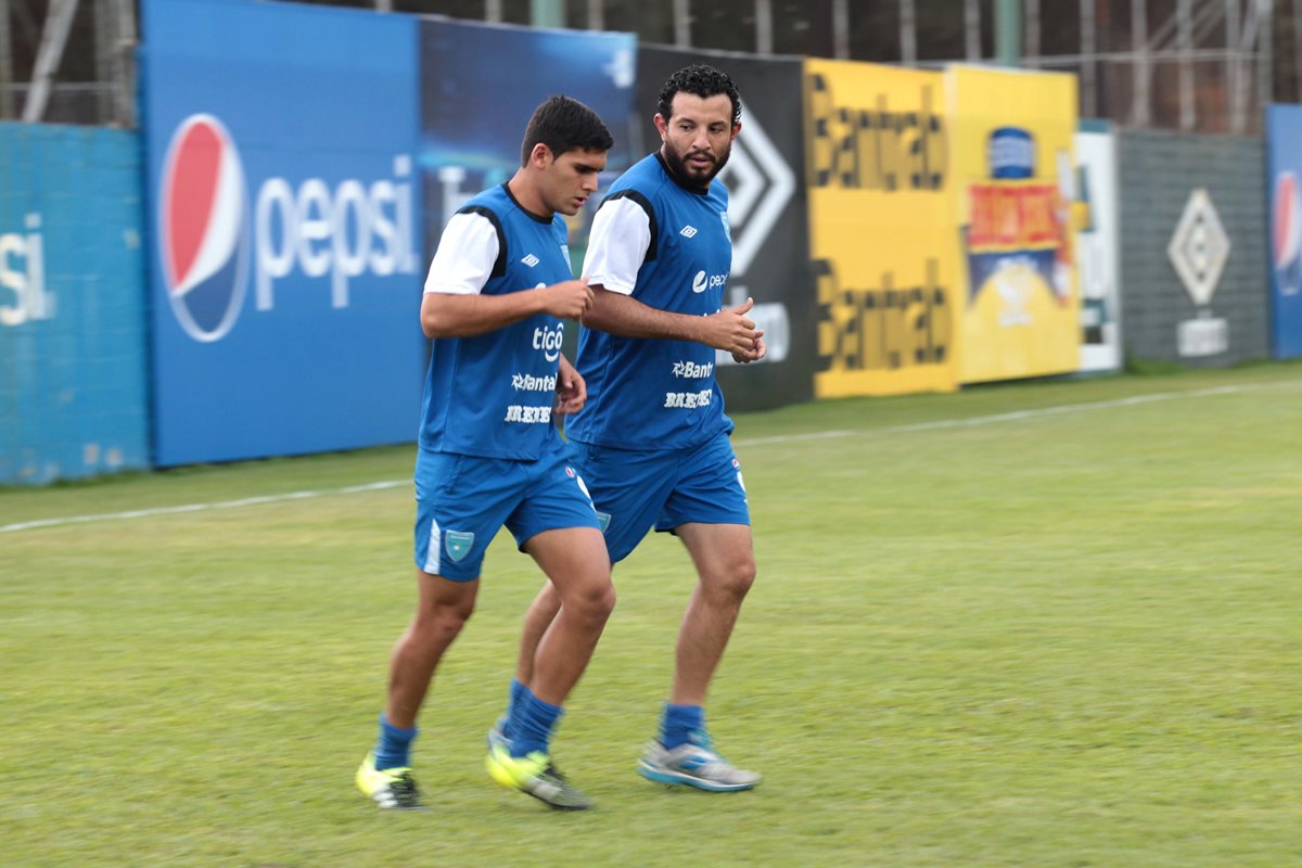 José Carlos Pinto y Hamilton López durante el entrenamiento que realizó ayer la Bicolor en el Proyecto Goal. (Foto Prensa Libre: Norvin Mendonza)