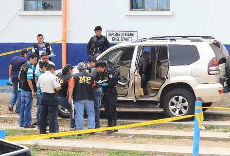 Fiscales e investigadores de la PNC recolectan evidencias en el vehículo   donde se habría suicidado el magistrado César Barrientos.