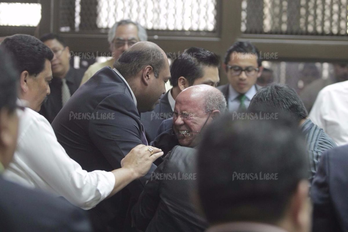 Momento en que el abogado Mario Sanler cae al piso. (Foto Prensa Libre: Edwin Bercián)