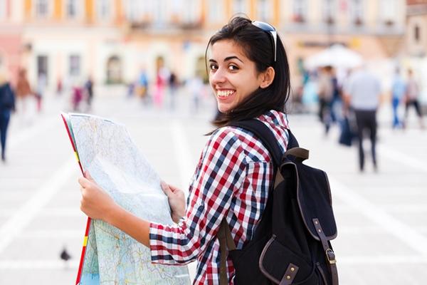 Muchos jóvenes explotan su creatividad para encontrar maneras de viajar sin necesidad de contar con un amplio presupuesto.