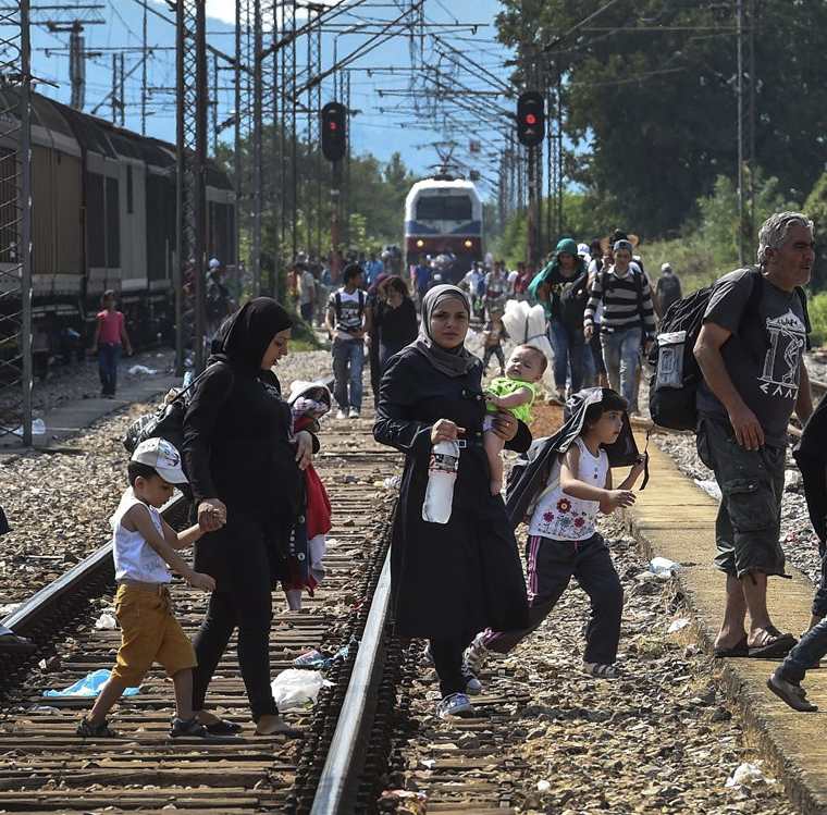 Inmigrantes esperan la llegada de un tren que cada vez los acerque más a los países "ricos" de Europa, ya que huyen de África y Asia. (Foto Prensa Libre: EFE).