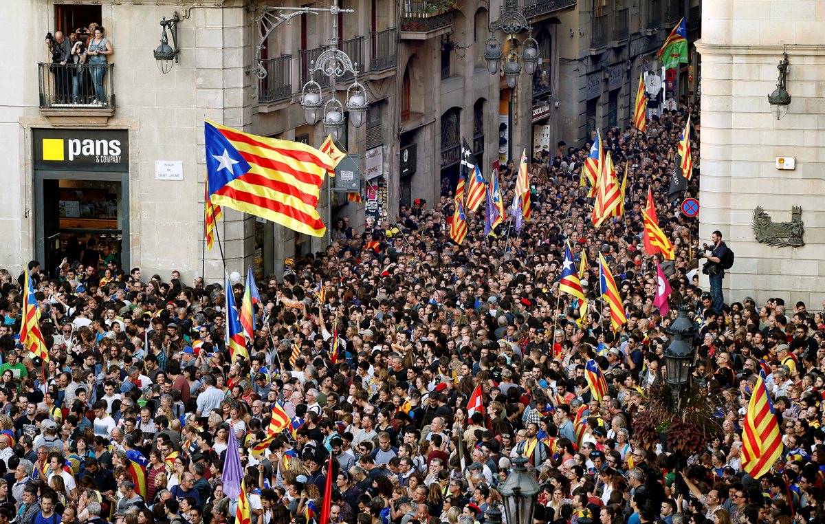 Unas seis mil personas, según la Guardia Urbana, manifestaron el viernes en la Plaza de Sant Jaume de Barcelona, ante la sede del gobierno catalán, para festejar que el Parlament declaró de forma unilateral la independencia de Cataluña. (Foto, Prensa Libre: Efe)