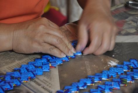 Las mujeres realizan diversidad de artesanías con productos reciclados, como empaques. (Foto Prensa Libre: cortesía Agexport)