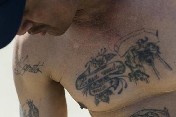 Un deportado por EEUU enseña sus tauajes en Tijuana, México, 10 de junio de 2014