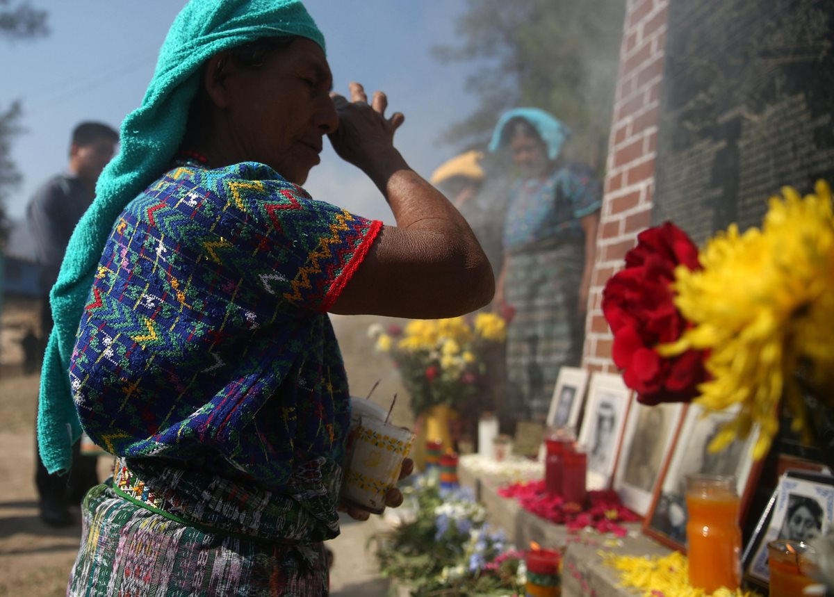 Mujer de la colonia Pacux, Rabinal, Baja Verapaz, donde murieron 177 indígenas en 1982, llora junto a altar por las víctimas.(Foto Prensa Libre: ACAN-EFE)