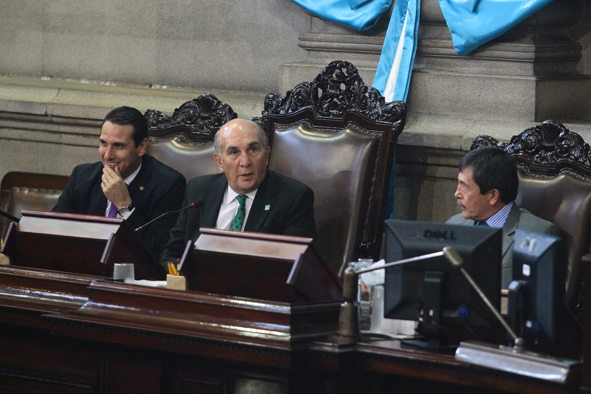 El presidente del Congreso, Mario Taracena, junto a los diputados Jean Paul Briere e Iván Arévalo. (Foto Prensa Libre: Hemeroteca PL)