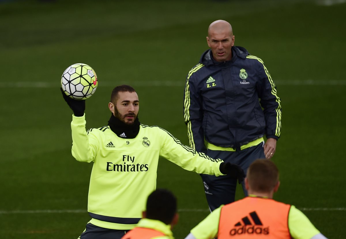 Zinedine Zidane observa a Karim Benzema en el entrenamiento de este sábado del Real Madrid. (Foto Prensa Libre: AFP)