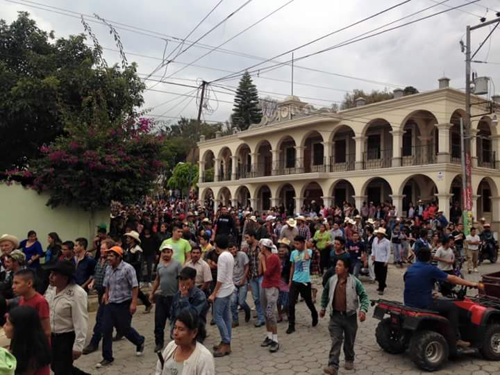 Vecinos de Zaragoza se reúnen frente a la comuna e iglesia católica, en protesta por anomalías en votaciones. (Foto Prensa Libre: Víctor Chamalé)