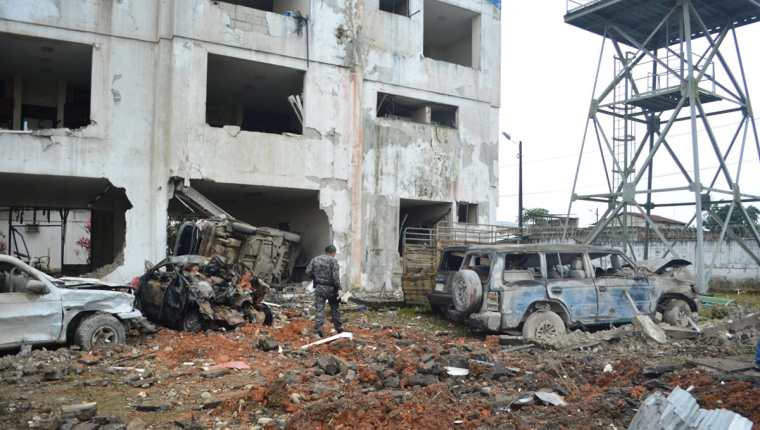 El Gobierno de Ecuador desplazó a 600 efectivos de seguridad a la zona del atentado con carro bomba. (Foto Prensa Libre: EFE)