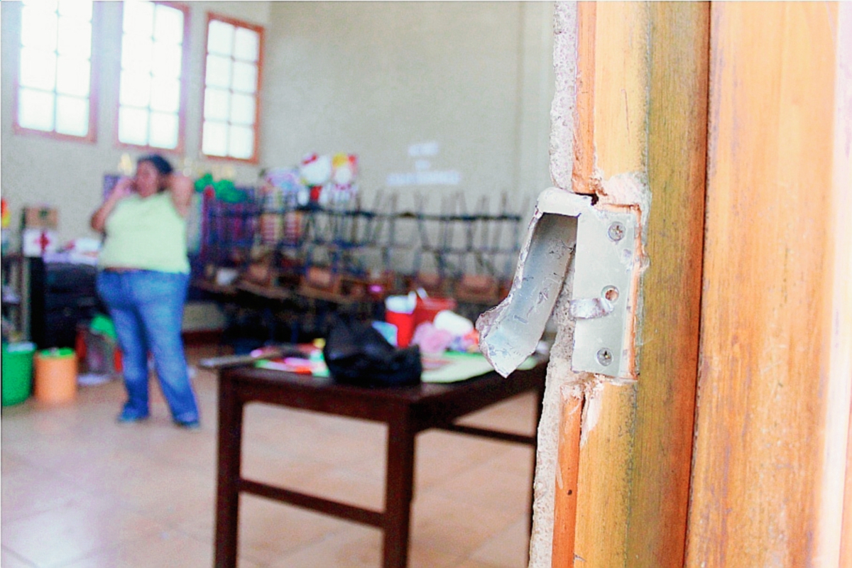 Los delincuentes forzaron puertas para robar en las aulas de la escuela, en la colonia Hunapú, zona 4 de Escuintla. (Foto Prensa Libre: Melvin Sandoval)