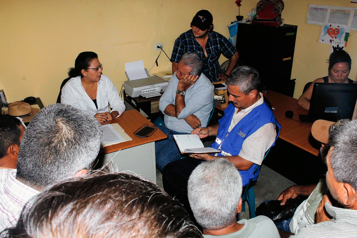 Personal de  la PDH escucha a pobladores de la aldea La Libertad, en Morales, Izabal, para solucionar conflicto por paso vecinal (Foto Prensa Libre: Edwin Perdomo)