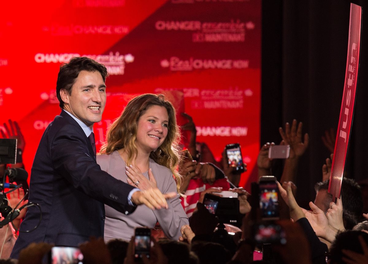El primer ministro canadiense electo, Justin Trudeau y su esposa, Sophie, saludan a simpatizantes después de conocerse los resultados. (Foto Prensa Libre: AFP).