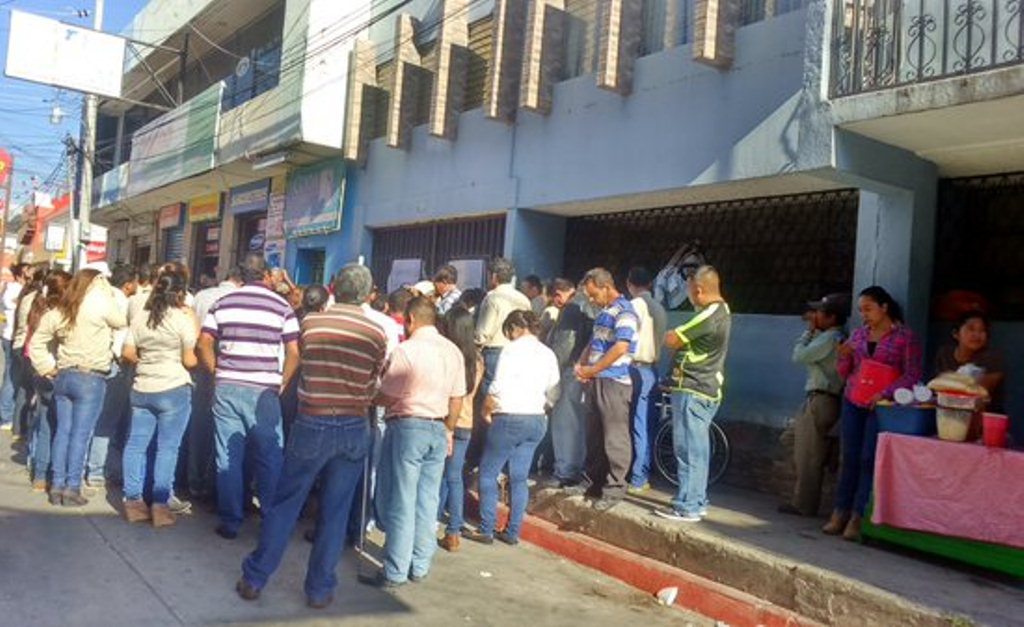 Trabajadores ediles se manifiestan frente a la comuna de Jutiapa. (Foto Prensa Libre: Óscar González).