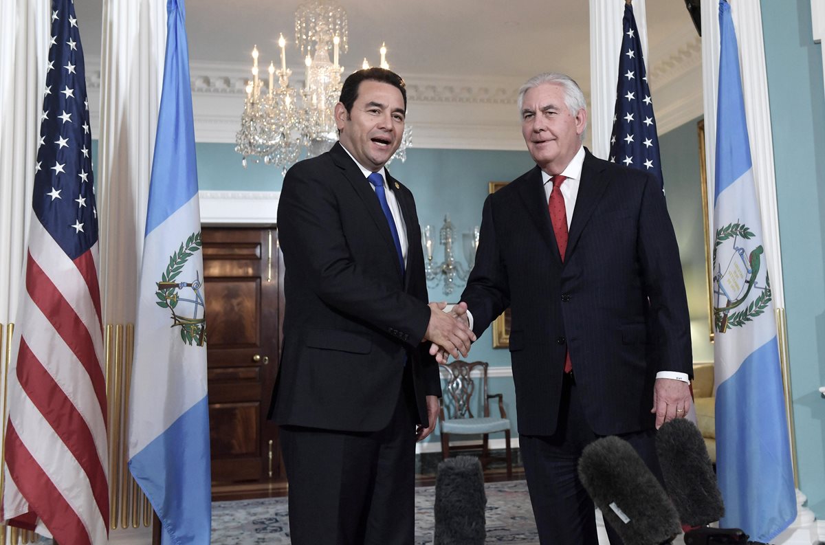 El presidente de Guatemala, Jimmy Morales (i), saluda al secretario de Estado de EE. UU., Rex Tillerson antes de una reunión en la sede del Departamento de Estado en Washington. (Foto Prensa Libre: EFE)