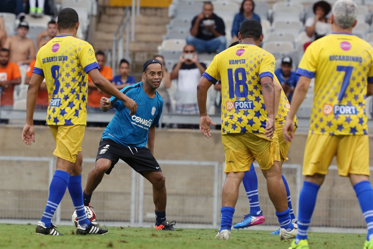 Ronaldinho participó de un partido de despedida junto a varios exjugadores. (Foto Prensa Libre: EFE)
