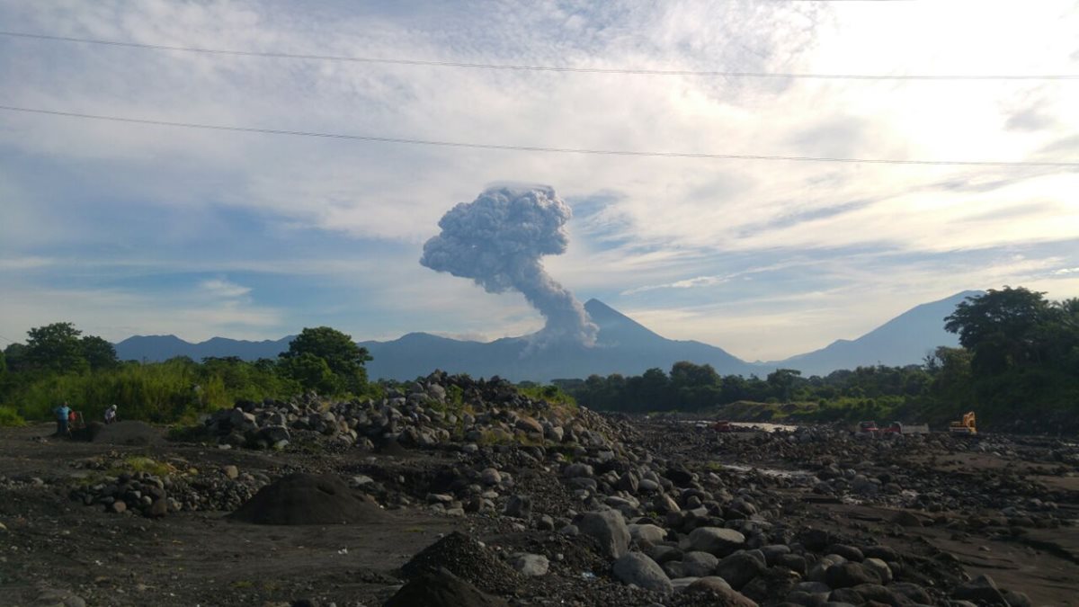 Vista desde Retalhuleu del humo y ceniza expulsados por el volcán Santiaguitos. (Foto Prensa Libre: Rolando Miranda)