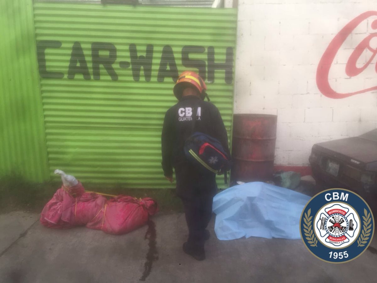Los dos cuerpos fueron hallados frente a un negocio de lavado de vehículos. (Foto Prensa Libre: Bomberos Municipales)